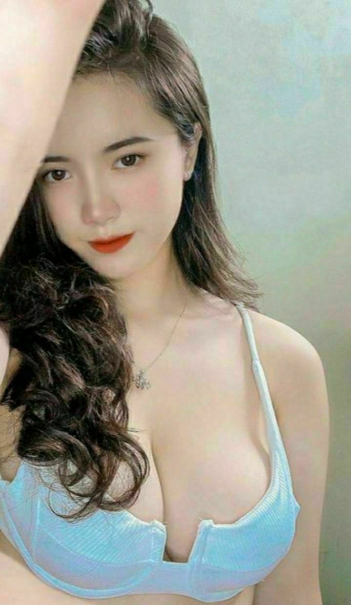 Số phận đến rồi đi_Cảnh sex đầu tiên_Cô gái thực sự bận rộn. Cô ấy thậm chí còn không có thời gian để ăn mà vẫn nhận đơn hàng của tôi. Đồ lót đã được chụp ảnh rõ ràng
